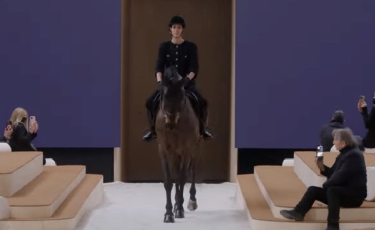 Принцезата од Монако јавајќи на коњ ја отвори ревијата на „Шанел“ во Париз
