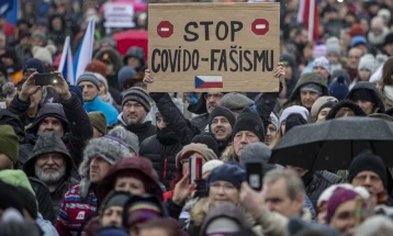 Чешките антиваксери сè поагресивни во барањата за укинување на ковид-мерките