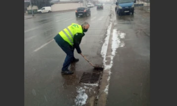 Екипите на ЈП „Водовод и канализација“ ги расчистуваат сливниците и шахтите на територија на Скопје