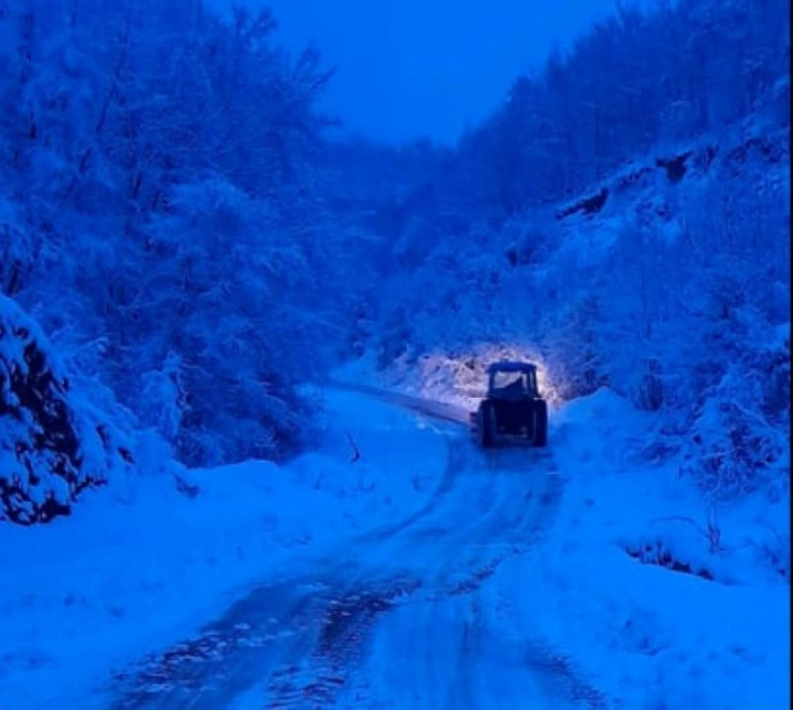 Во Општина Конче постојано се чисти снегот од патните правци
