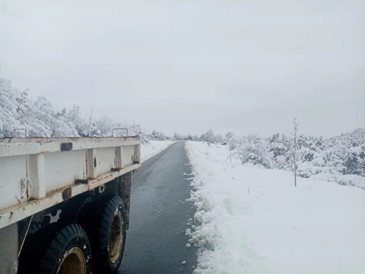 Со камион „џемс“ стар половина век се исчисти снегот кон планинските села во Струмица