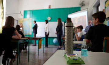Ваучер од 200 евра за купување лаптоп или таблет за професорите и наставниците во Грција