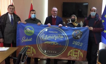 Брачен пар ќе го истакне знамето на општина Гостивар на планината Килиманџаро