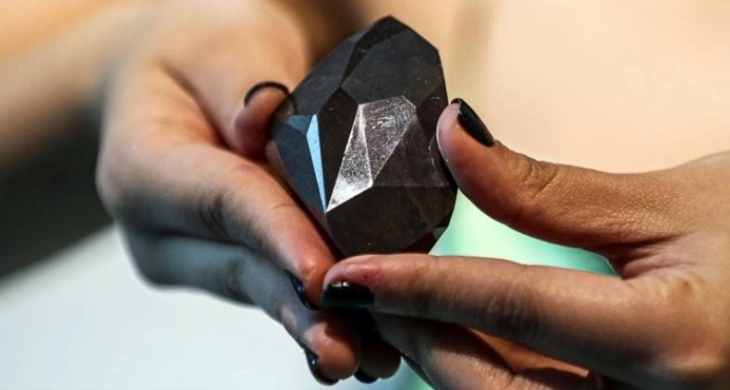 Мистериозен црн дијамант оди на наддавање во „Сотби“