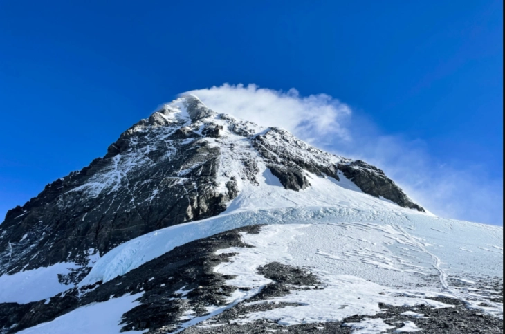 Мразот што се создаваше 2.000 години на Монт Еверест, се стопи за околу дваесет и пет