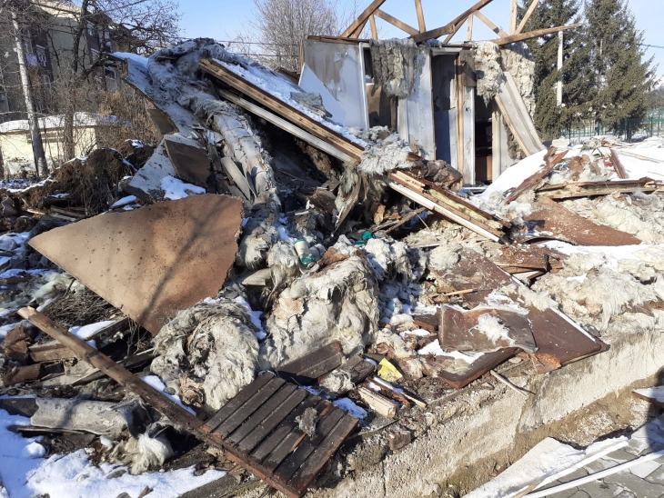 Од урнатите бараки на улицата „Борис Кидрич“ во Кичево остана само стаклената волна