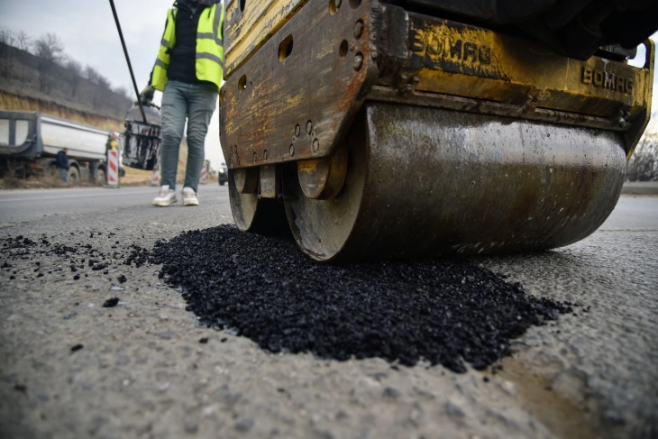 Се санираат крупните оштетувања на коловозите на неколку булевари низ Град Скопје