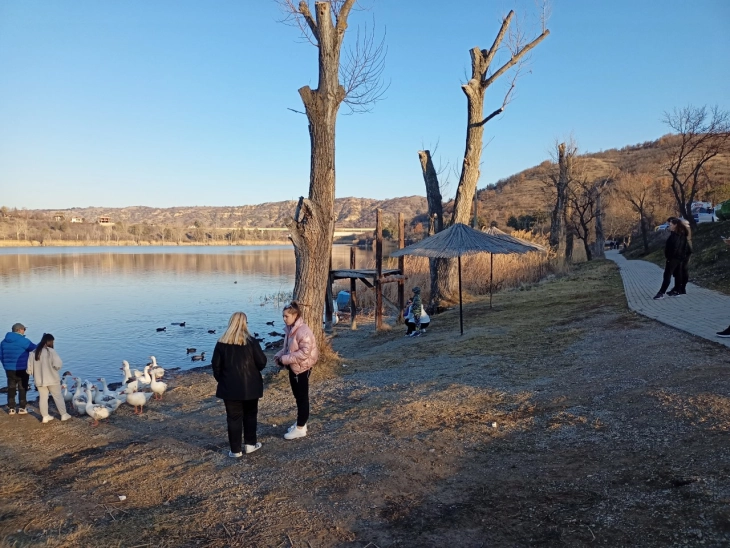 Велешкото езеро „Младост“ и Градскиот парк во Велес преполни со посетители