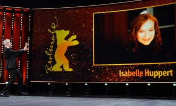 Изабел Ипер ја доби „Златната мечка“ за животно дело на Берлиналето