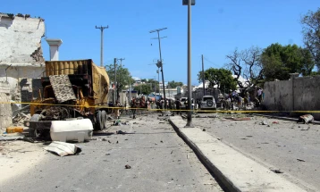 Најмалку 15 лица загинаа во напад на бомбаш самоубиец во Сомалија