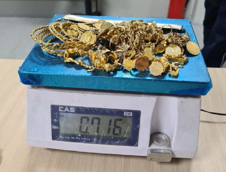Српската царина спречи шверц на златен накит кај македонски државјанин