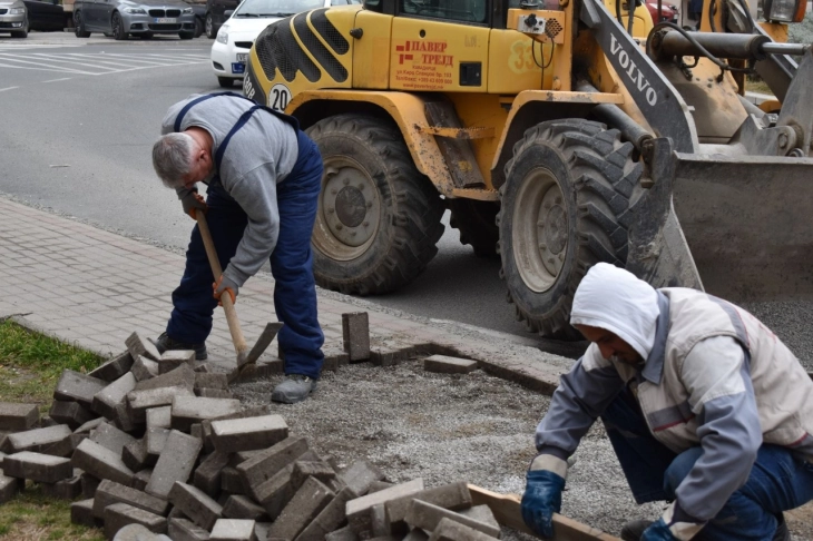Во Велес продолжува санацијата на тротоарите со бекатон коцки