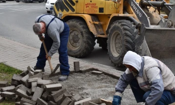 Во Велес продолжува санацијата на тротоарите со бекатон коцки