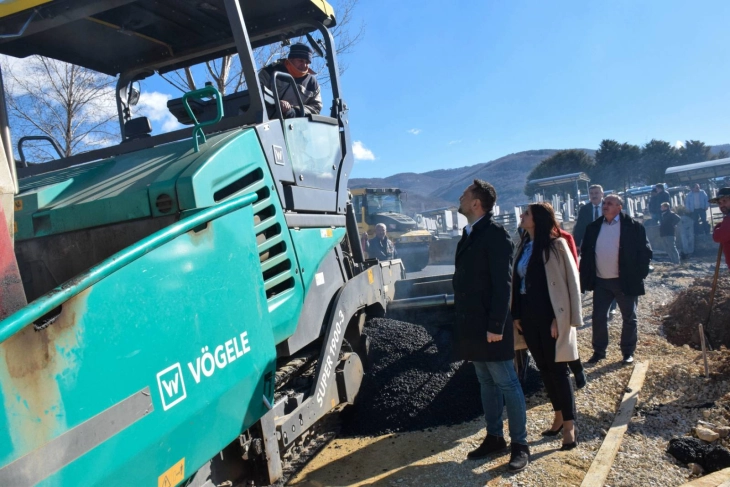 Се асфалтира пристапниот пат кон новите градски гробишта во Крива Паланка