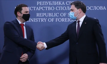Шефот на српската дипломатија Селаковиќ во официјална посета на Скопје