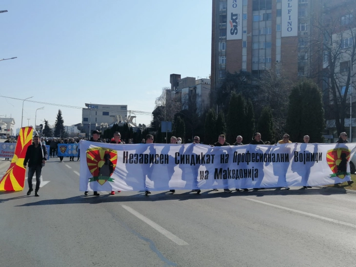 Синдикатите на полицијата и Армијата со протест пред Владата побараа усогласување на платите со минималната