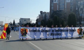 Синдикатите на полицијата и Армијата со протест пред Владата побараа усогласување на платите со минималната