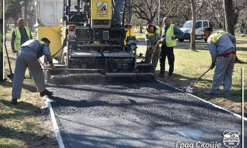 Се реконструираат пешачките патеки во Градскиот парк