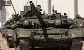 Си-Ен-Ен: Колона тенкови се движи кон границата кај Харков