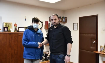 Општина Кисела Вода најави финансиска поддршка за пливачот Кристијан Стојановски