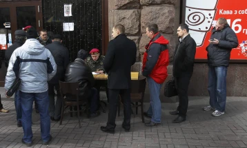 Во Украина редици луѓе чекаат да се приклучат на војската 