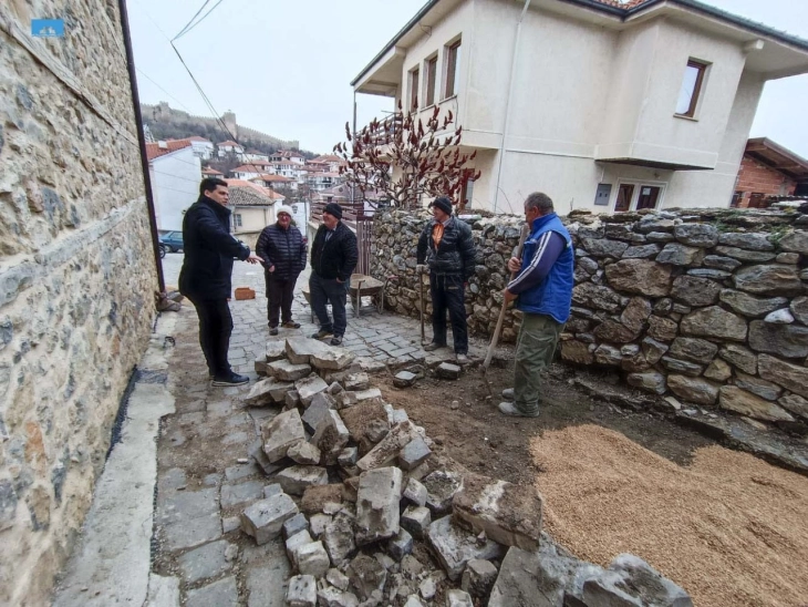 Пецаков во обиколка на градежните активности во стариот дел на Охрид