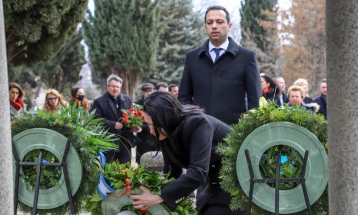 Владина делегација положи цвеќе пред спомениците на депортираните македонски Евреи