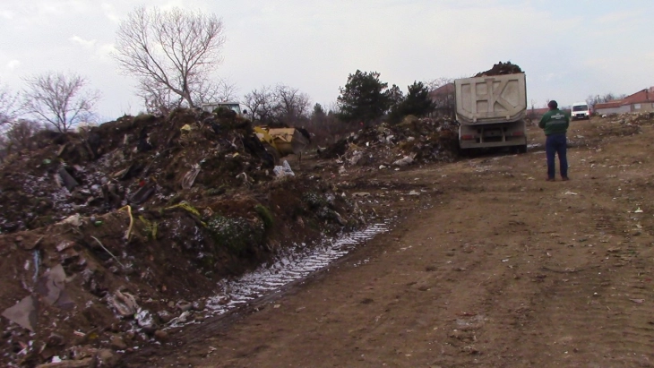 Се расчистува голема депонија кај Касарната во Прилеп