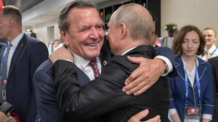 Шредер веќе не е почесен член на ДФБ поради блискоста со Путин