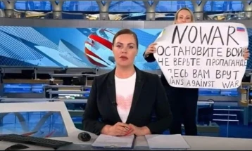 Жена демонстрант го прекина дневникот на рускиот Прв канал со плакат со кој ја осудува војната во Украина