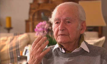 „Веселото момче“ Леон Шварцбаум, преживеан oд Аушвиц, почина на 102 години