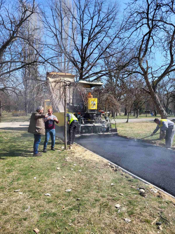 Директорот на „Улици и патишта“ изврши увид во реконструкцијата на патеките во градскиот парк