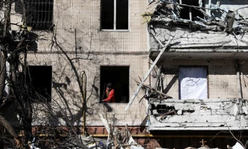 Најмалку едно лице загина, а три се повредени во пад на проектил во Киев