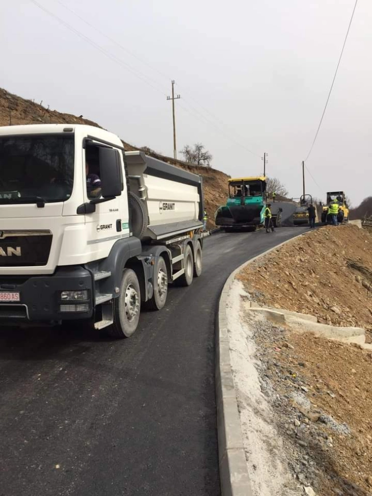 Продолжува асфалтирањето на улици во беровско Двориште