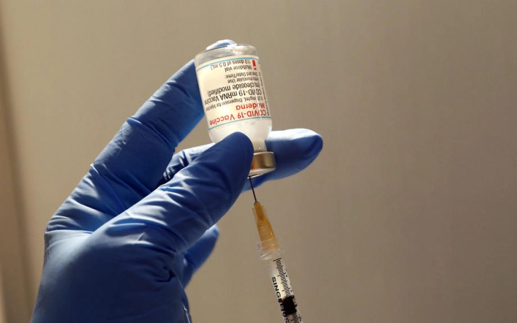 Модерна тестира вакцина против омикрон