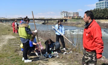 Извидници од поречанскиот одред „Галеб“ собраа 30 вреќи цврст отпад од кејот на Вардар во општина Аеродром