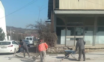 Се чистат од песок и прашина улиците и тротоарите во Македонски Брод
