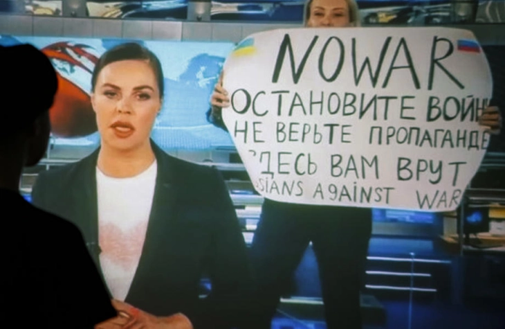 Руската државна телевизија Канал 1 изрази сомнеж дека новинарката Марина Овсјаникова е британски шпион