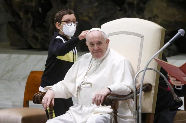Папата одговара на прашања од верниците и сиромашните