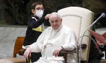 Папата одговара на прашања од верниците и сиромашните