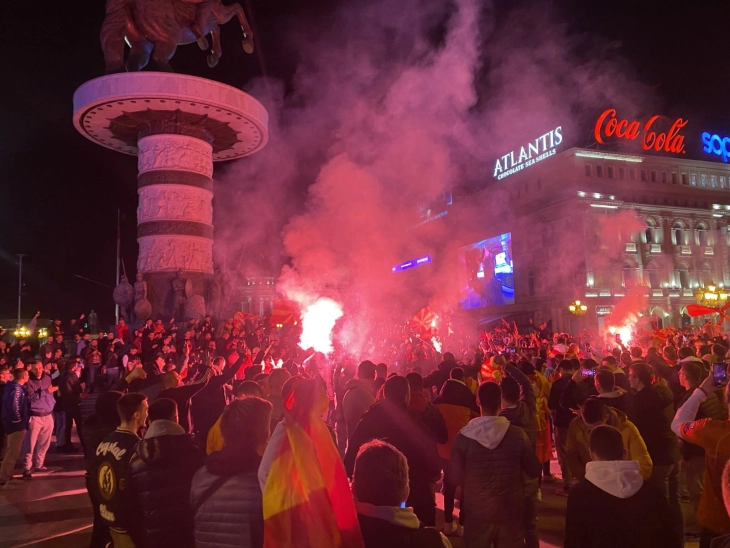 Победата на македонските фудбалери се слави на плоштадот во Скопје