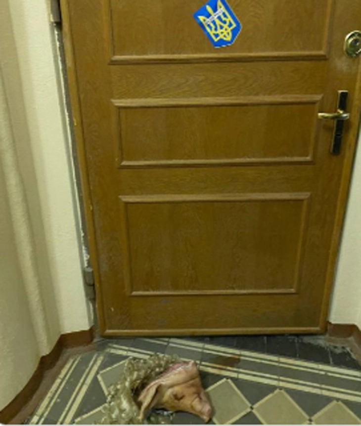 Пред домот на уредникот на Ехо Москва оставена свинска глава