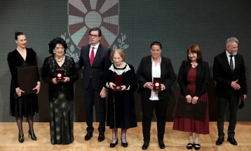 Претседателот Пендаровски ги одликуваше Милица Стојанова, Милка Ефтимова и Стојна Вангелова со Орден за заслуги за Република Северна Македонија