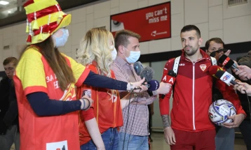 Македонските фудбалери се вратија во Скопје, ќе се слави финалето во мундијалскиот бараж (во живо)
