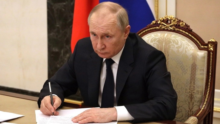 Путин потпиша Закон за одговорност за лажни информации