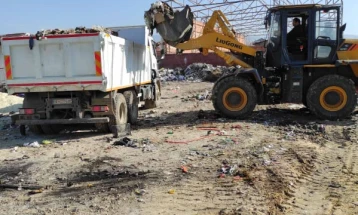 „Комунална хигиена“ почна со расчистување на обемна дива депонија во Шуто Оризари