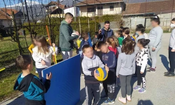 Одбојкарот Јовица Симовски донираше спортска опрема во училиштето во Долно Седларце