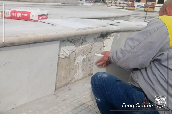 Град Скопје и екипите на ЈП „Улици и патишта“ го санираат оштетениот плочник на плоштадот „Македонија“