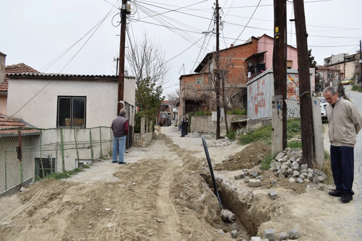 Во Велес продолжува замената на старите поцинкувани водоводни линии со нови пластични кои не се штетни по здравјето