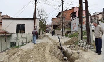 Во Велес продолжува замената на старите поцинкувани водоводни линии со нови пластични кои не се штетни по здравјето